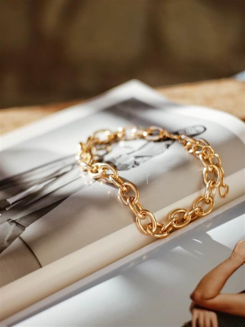 Gør dit look unikt med et guld armbånd