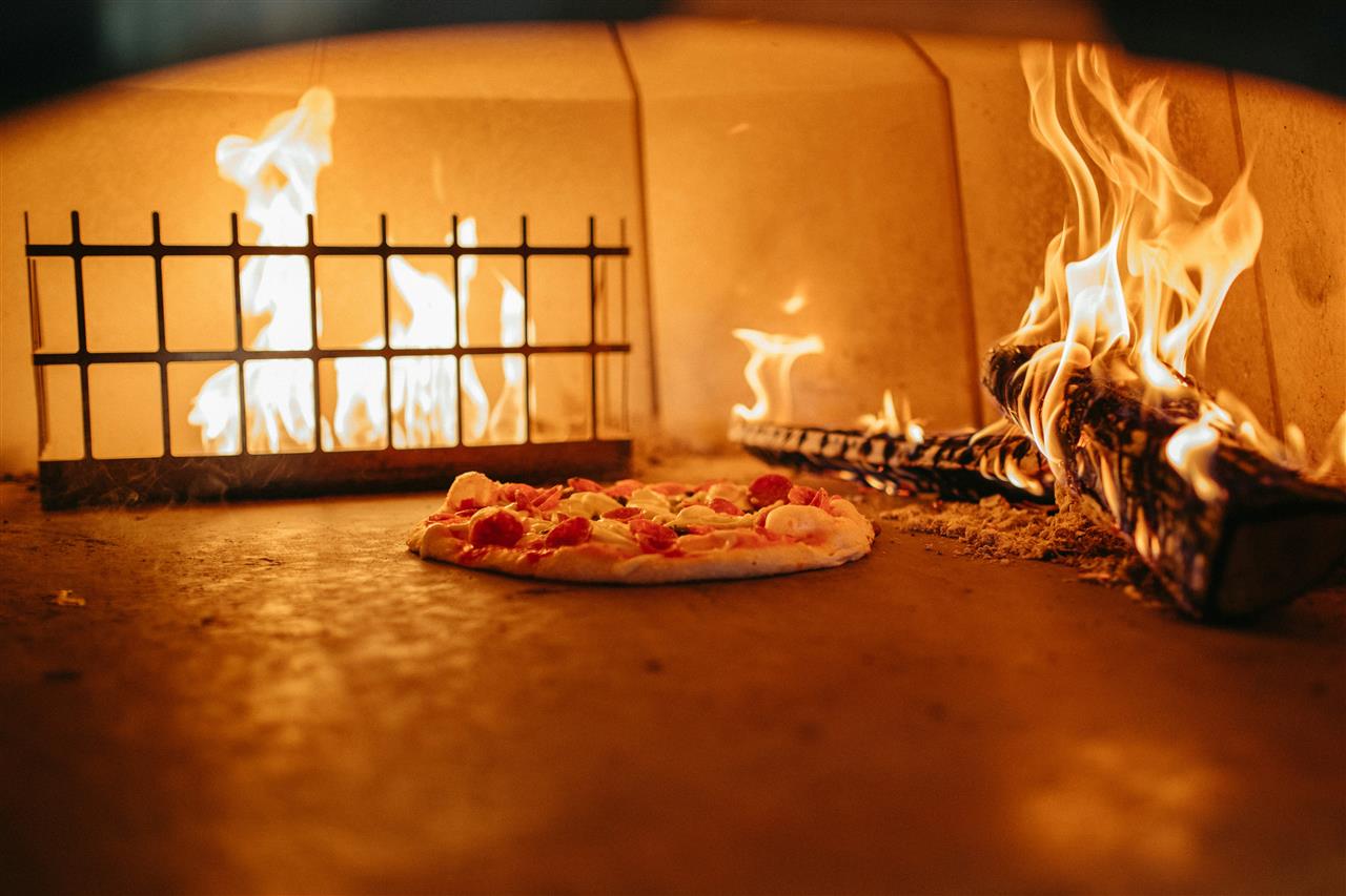 Brænde til pizzaovn - find det rette brændstof til perfekte pizzaer